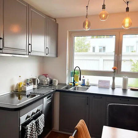 Homestay Gemuetliche Mit Geteiltem Bad, Kueche Und Garten Munich
